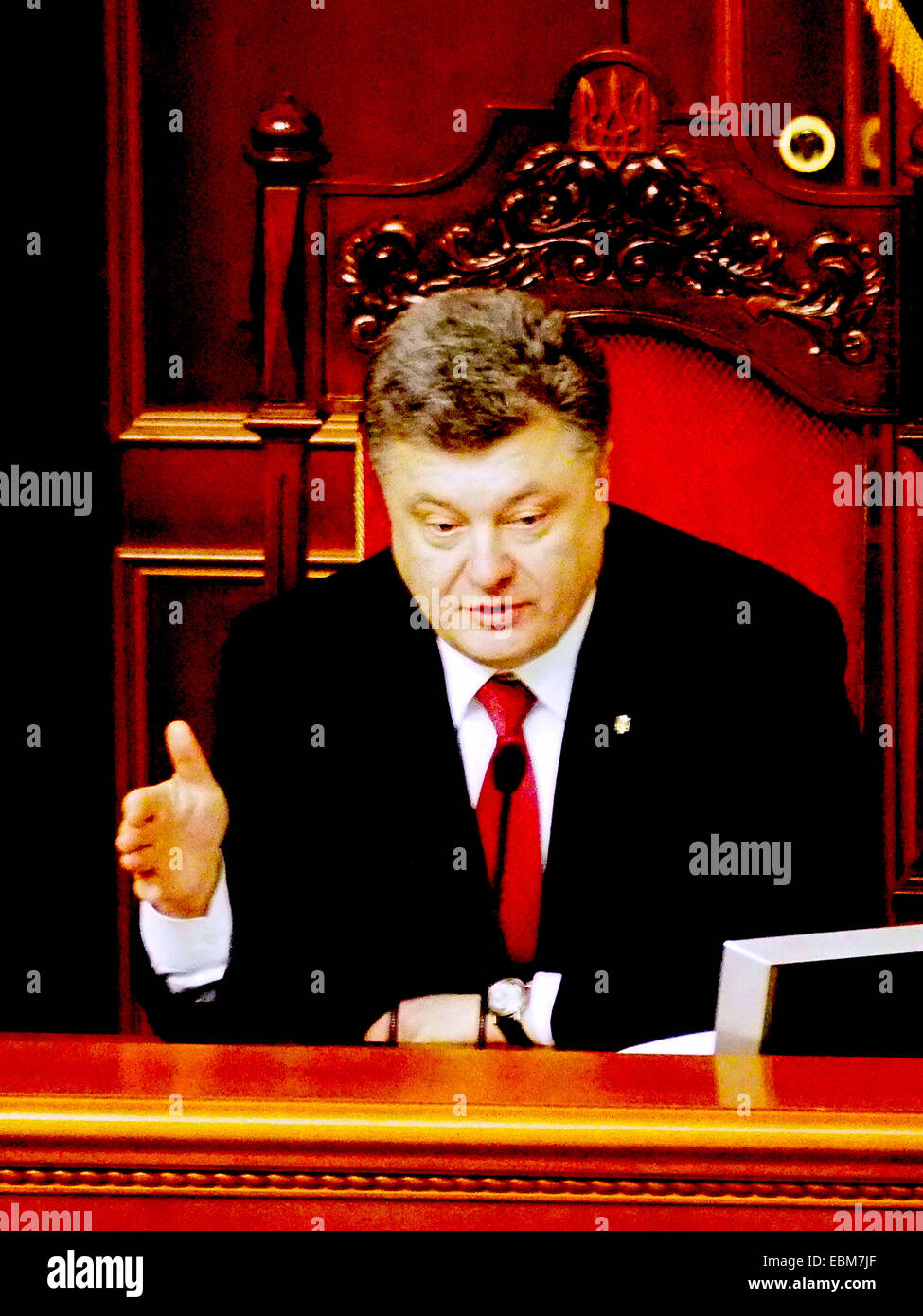 Kiew, Ukraine. 2. Dezember 2014. Präsident Petro Poroshenko--Verkhovna Rada der Ukraine nahm die neue Regierung. Für eine aktualisierte Kabinett 288 Abgeordnete gestimmt. Der neue Minister - drei Ausländer Poroschenko Dekret wurde ukrainische Staatsbürgerschaft gewährt. Als Kopf des Ministeriums der Finanzen eine US Bürger ukrainischer Herkunft Natalia Yaresko ernannt, wurde Minister für wirtschaftliche Entwicklung litauischen Aivaras Abromavicius und dem Minister für Gesundheit - ein Bürger von Georgia Alexander Kvitashvili. Bildnachweis: Igor Golovniov/ZUMA Draht/Alamy Live-Nachrichten Stockfoto