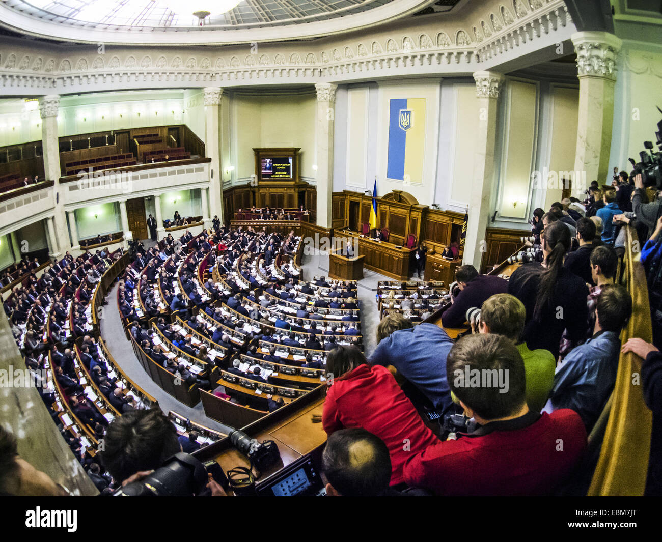 Kiew, Ukraine. 2. Dezember 2014. Sitzung der Verkhovna Rada--Verkhovna Rada der Ukraine nahm die neue Regierung. Für eine aktualisierte Kabinett 288 Abgeordnete gestimmt. Der neue Minister - drei Ausländer Poroschenko Dekret wurde ukrainische Staatsbürgerschaft gewährt. Als Kopf des Ministeriums der Finanzen eine US Bürger ukrainischer Herkunft Natalia Yaresko ernannt, wurde Minister für wirtschaftliche Entwicklung litauischen Aivaras Abromavicius und dem Minister für Gesundheit - ein Bürger von Georgia Alexander Kvitashvili. Bildnachweis: Igor Golovniov/ZUMA Draht/Alamy Live-Nachrichten Stockfoto