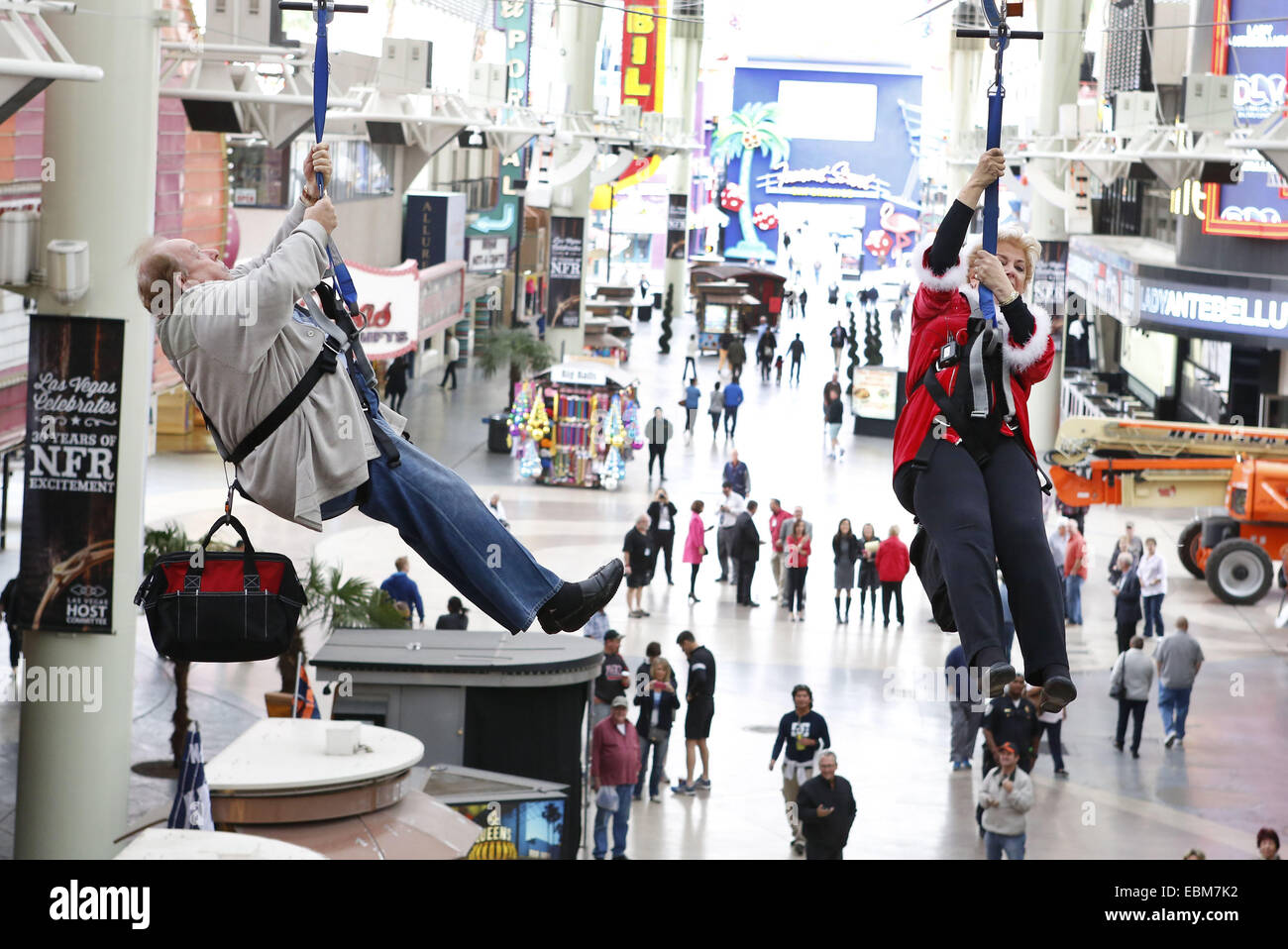 Las Vegas, NV, USA. 2. Dezember 2014. Bürgermeister von Las Vegas CAROLYN GOODMAN, rechts, und Unterhaltung Persönlichkeit ROBIN LEACH Strich unten larger-than-Life SlotZilla Zipline auf Dienstag, 2. Dezember 2014 in Las Vegas. LEACH und GOODMAN herausgefordert gegenseitig SlotZilla als Gegenleistung für ein $5.000 fahren jede Spende an Las Vegas-Charity-Event, der Great Santa Run, statt Samstag, 6. Dezember. Bildnachweis: Bizuayehu Tesfaye/ZUMA Wire/ZUMAPRESS.com/Alamy Live-Nachrichten Stockfoto