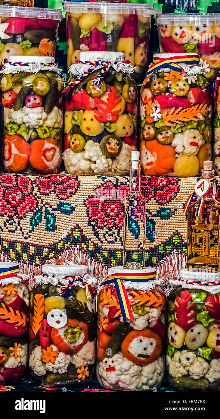 Verschiedene Arten von Gurken die glückliche Gesichter, vorbereitet in großen Gläsern symbolisiert. Speziell für den Bereich Maramures, Rumänien. Stockfoto