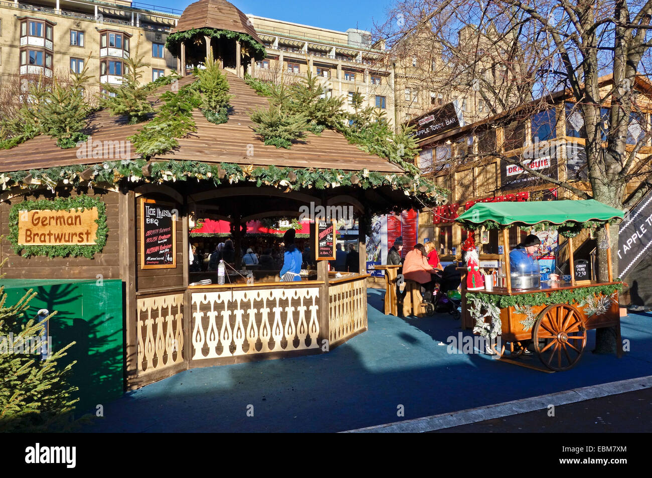 Edinburgh 2014 Weihnachtsmarkt in Princes Street Gardens Edinburgh Schottland mit Marktstand verkaufen Deutsche Bratwurst Stockfoto