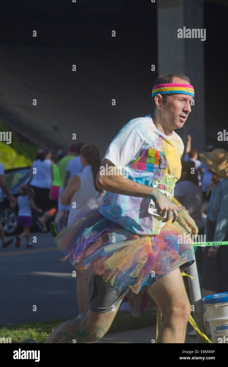 Mann trägt eine bunte Tutu spritzte mit Farbstoff-Rennen in der happy Asheville 5K Farbe Run Stockfoto