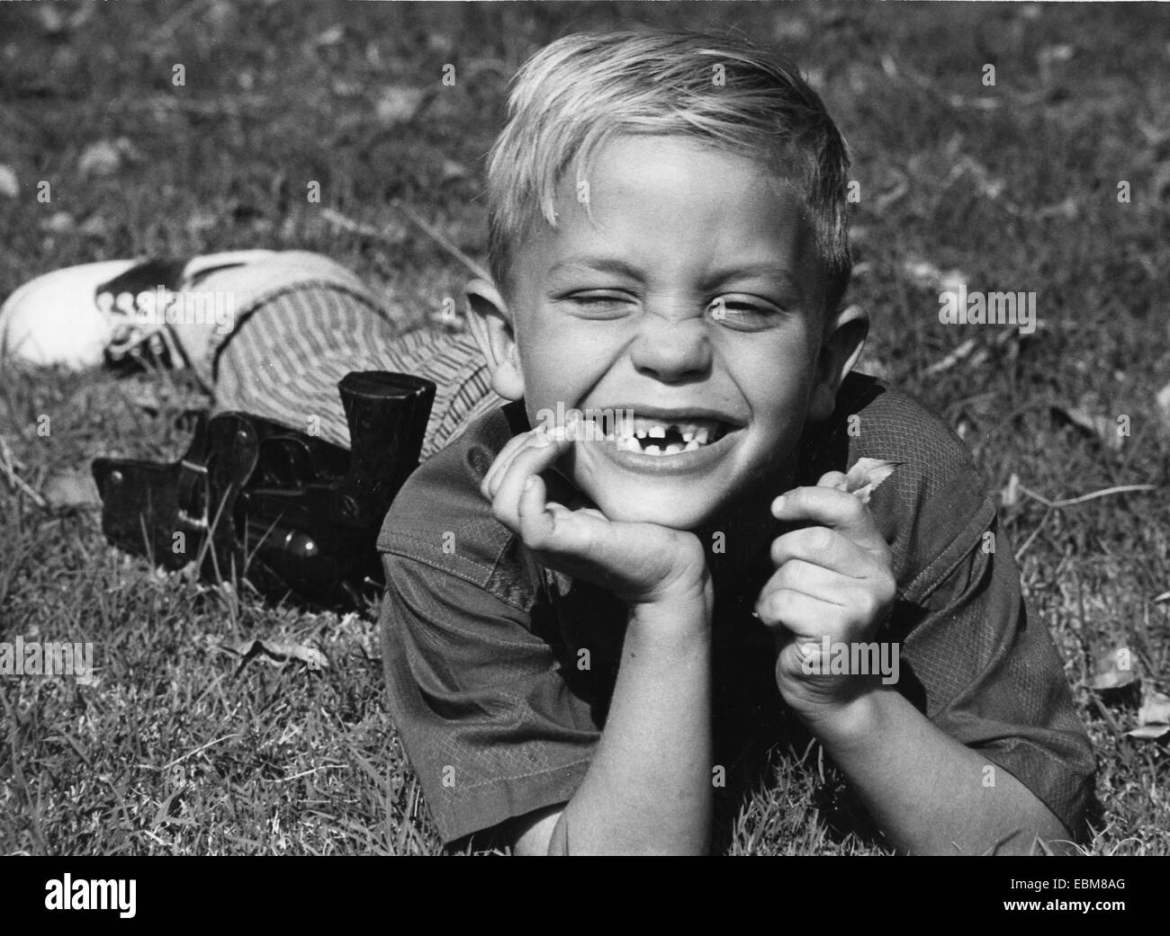 JUNGE MIT FEHLENDEN ZAHN Stockfoto