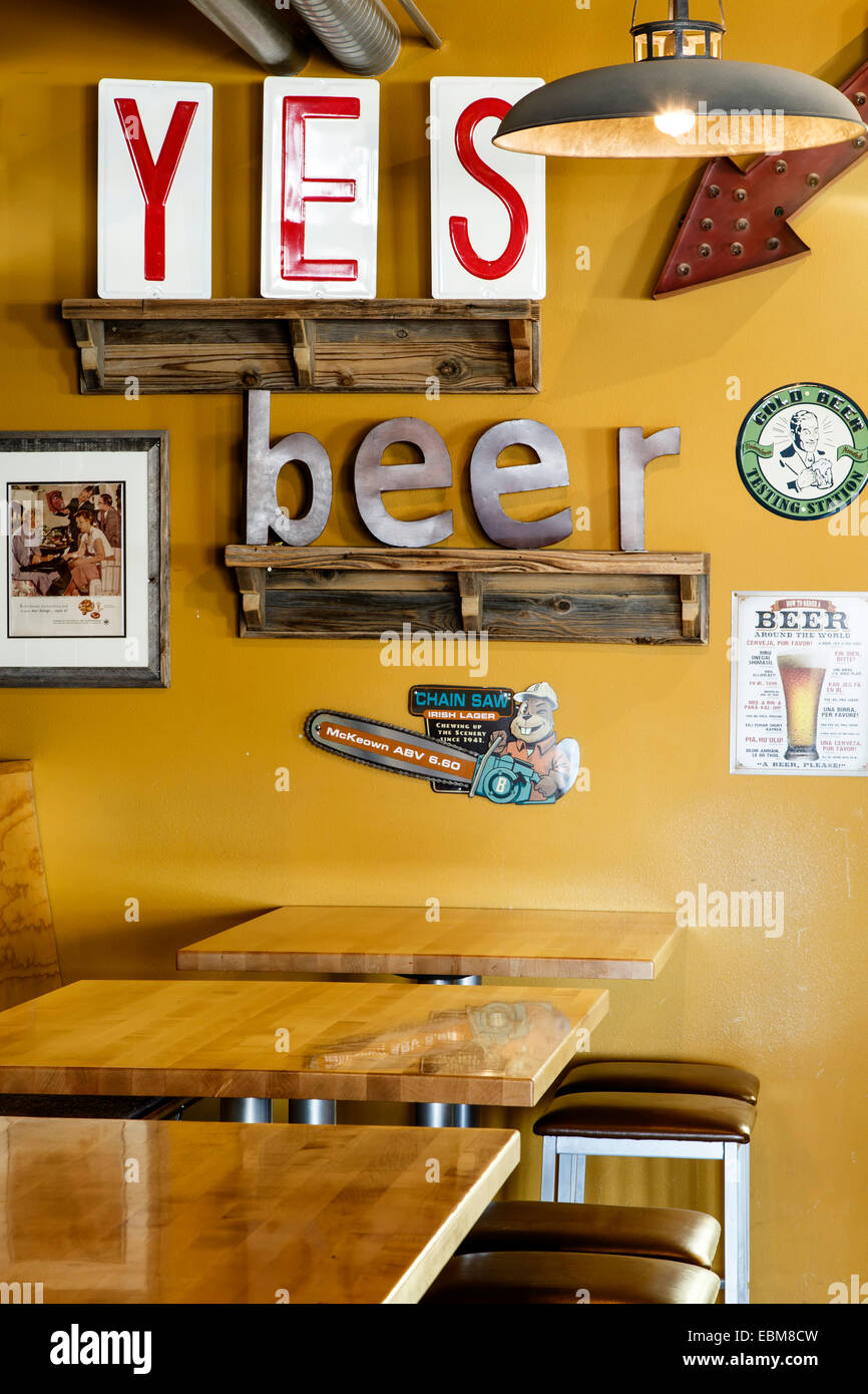 "Ja Bier" Zeichen und Tabellen, Il Vicino Brewing Company, Albuquerque, New Mexico USA Stockfoto