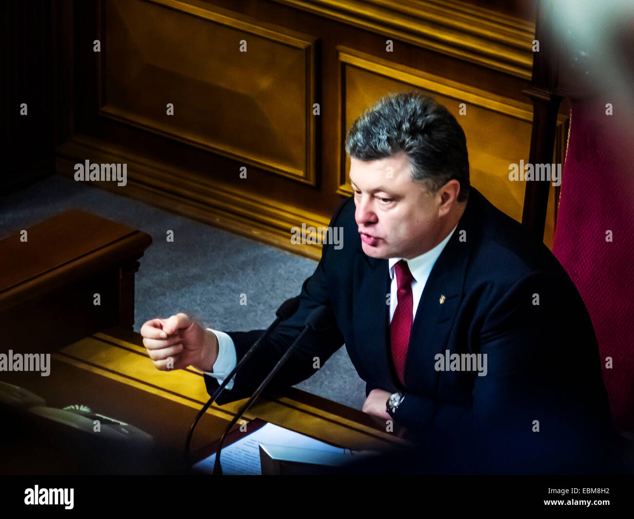 Kiew, Ukraine. 2. Dezember 2014. Präsident Petro Poroshenko--Verkhovna Rada der Ukraine nahm die neue Regierung. Für eine aktualisierte Kabinett 288 Abgeordnete gestimmt. Der neue Minister - drei Ausländer Poroschenko Dekret wurde ukrainische Staatsbürgerschaft gewährt. Als Kopf des Ministeriums der Finanzen eine US Bürger ukrainischer Herkunft Natalia Yaresko ernannt, wurde Minister für wirtschaftliche Entwicklung litauischen Aivaras Abromavicius und dem Minister für Gesundheit - ein Bürger von Georgia Alexander Kvitashvili. Stockfoto