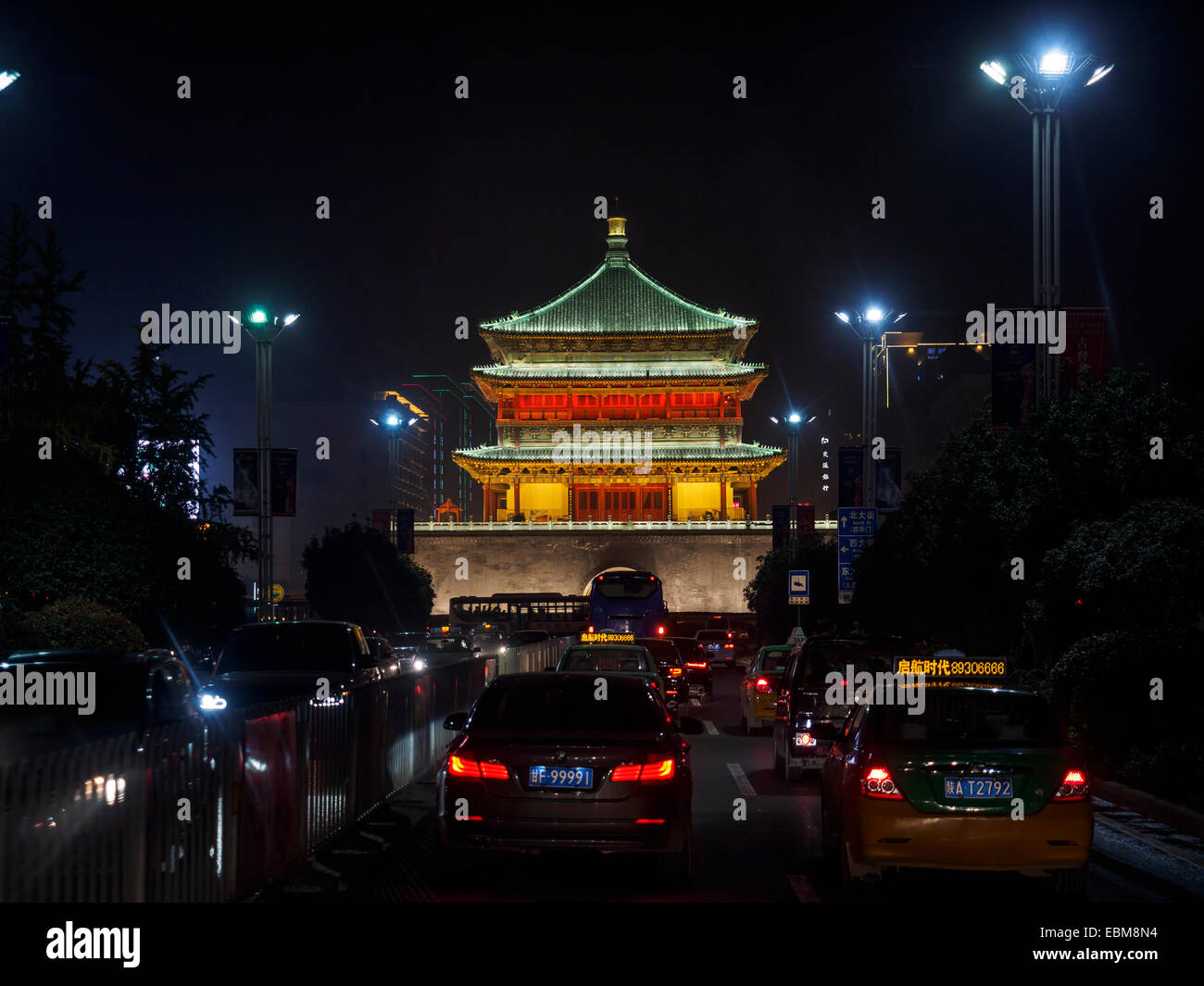 Blick auf Glockenturm mitten in einem Stau während der Nachtzeit in Xian, China Stockfoto