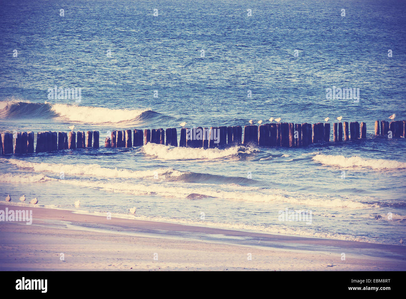 Vintage Retro-gefiltertes Bild von einem Strand, ruhiger Hintergrund. Stockfoto