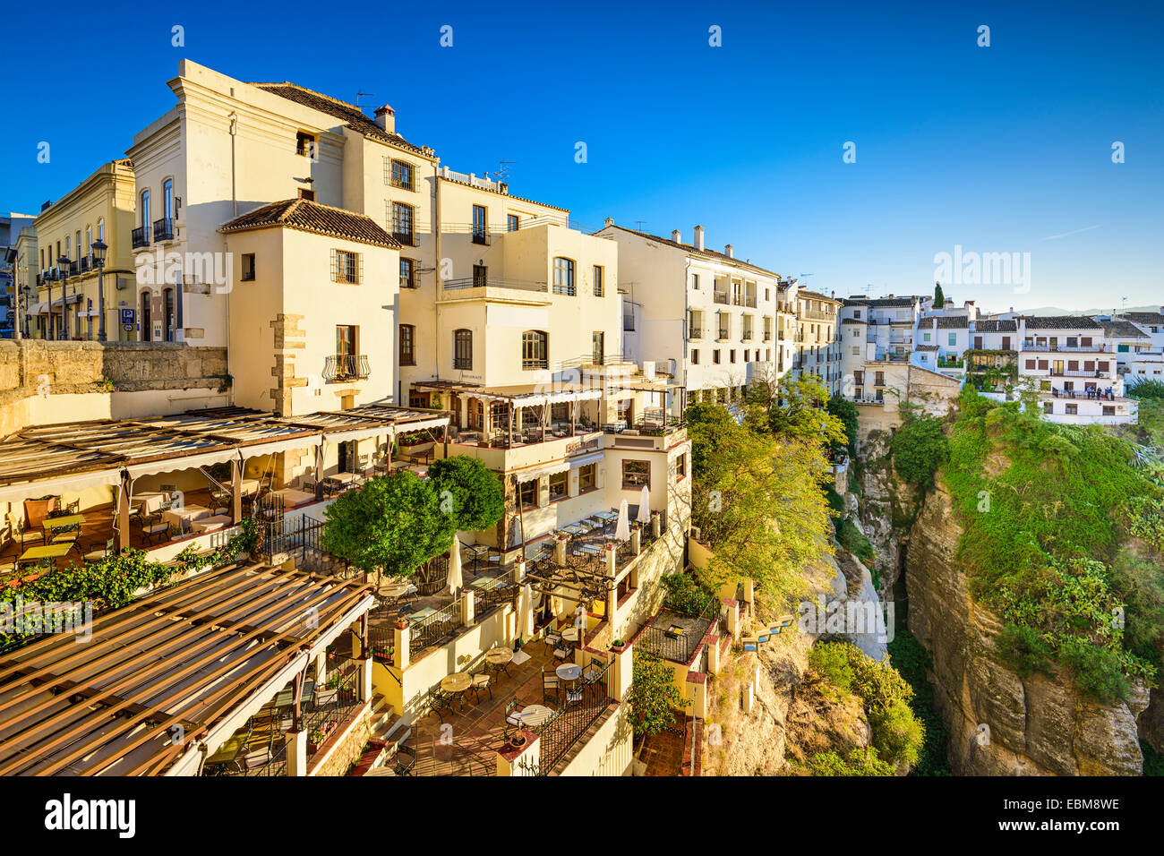 Ronda, Spanien Cliffside Gebäude auf der Tajo-Schlucht. Stockfoto