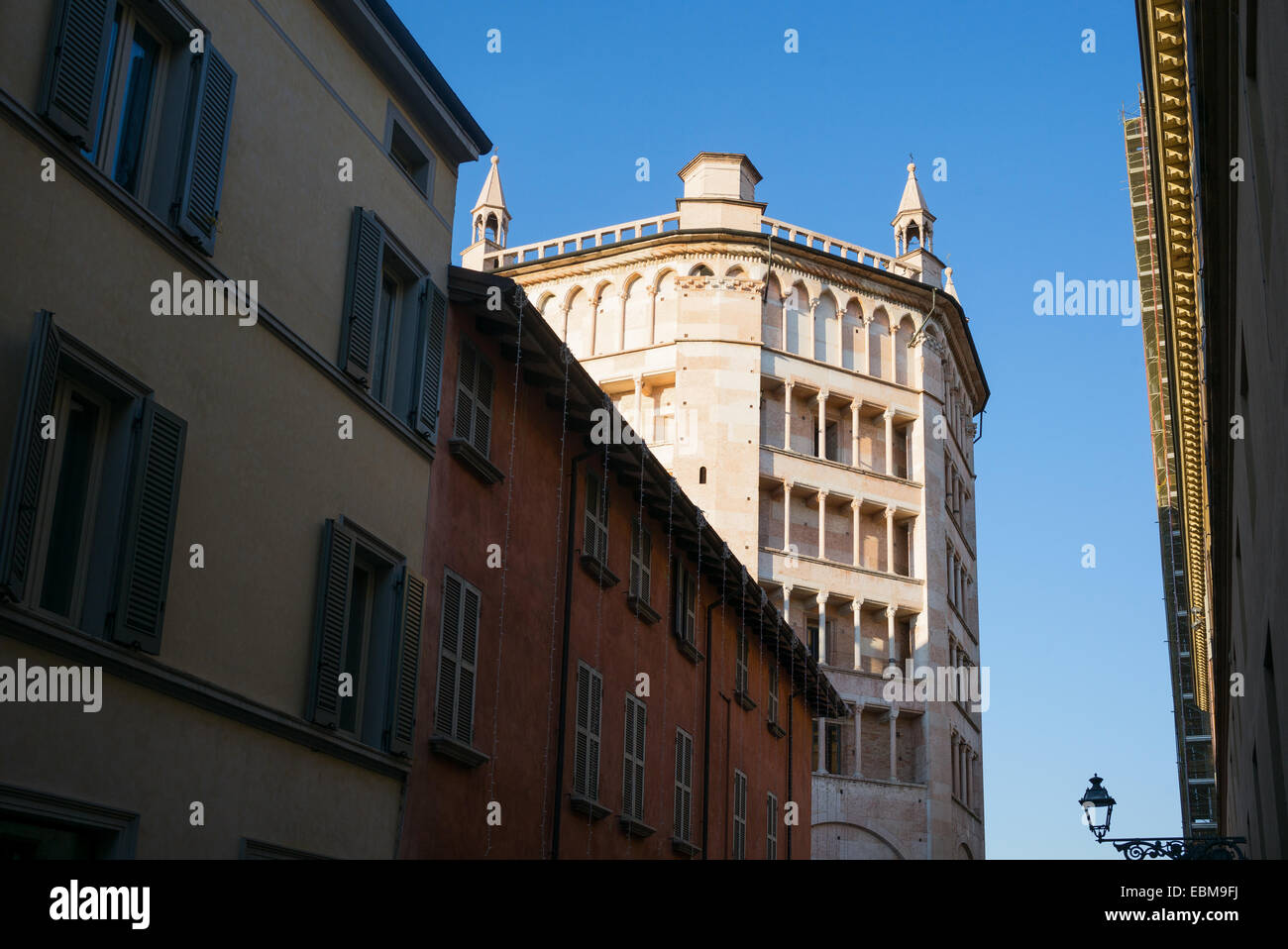 Parma, das Baptisterium der Basilika Kathedrale gesehen vom Borgo Retto Stockfoto