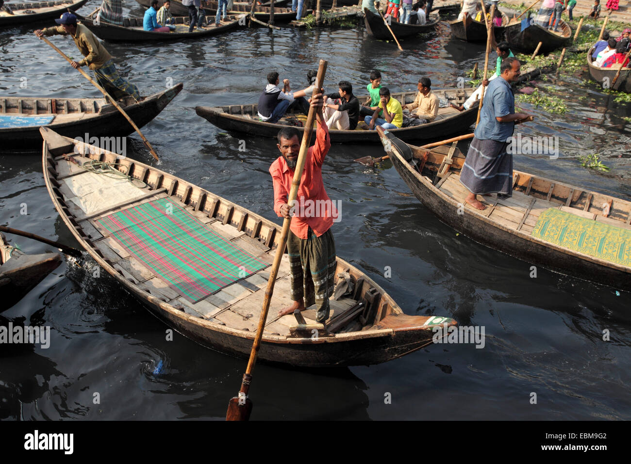 Hölzerne Fähren am Fluss Buriganga in Dhaka, Bangladesch. Die hölzerne Fähren werden verwendet, um die Passagiere über den Fluss zu tragen. Stockfoto