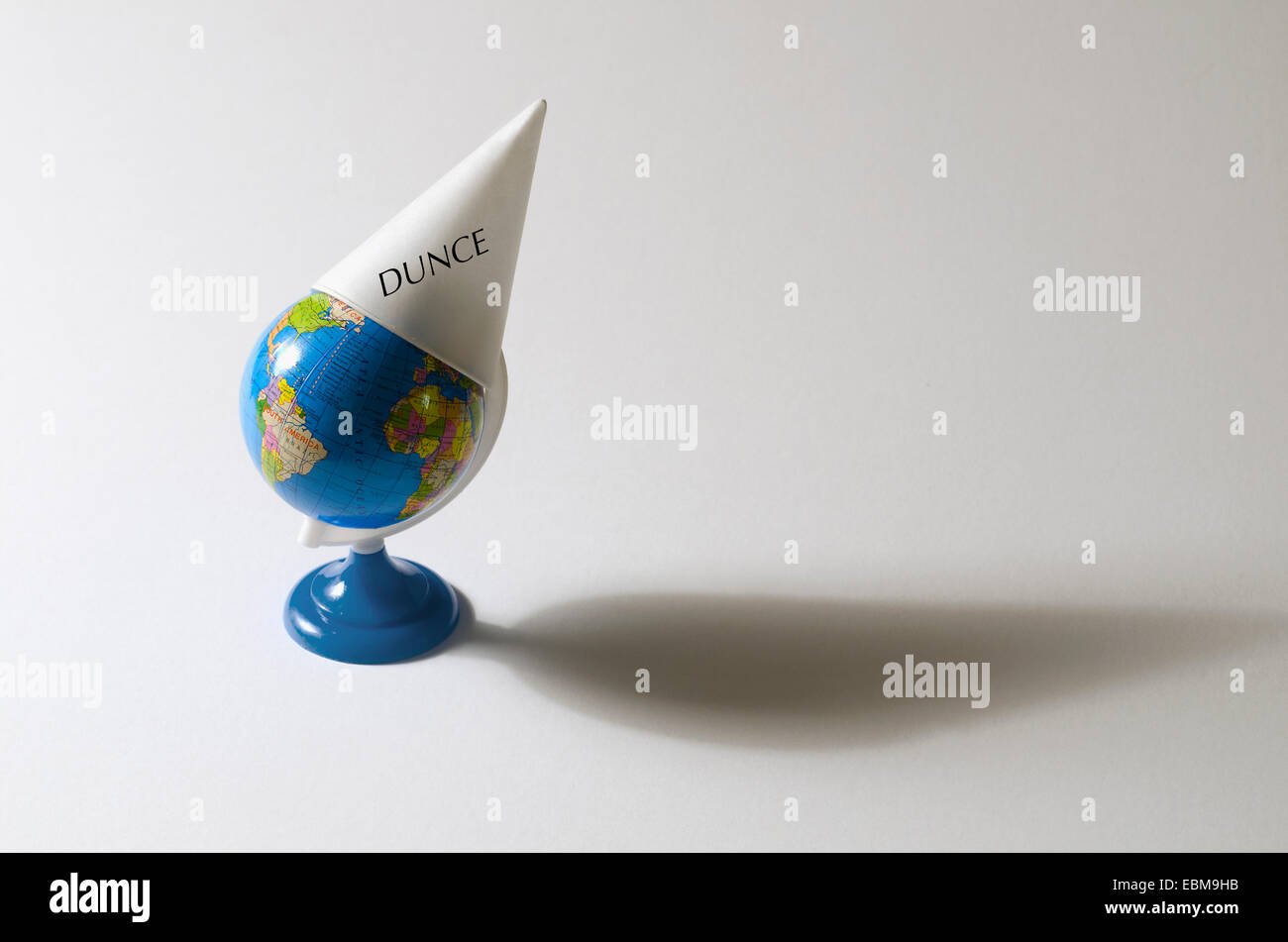 Dunce Cap auf Spielzeug Globus Stockfoto
