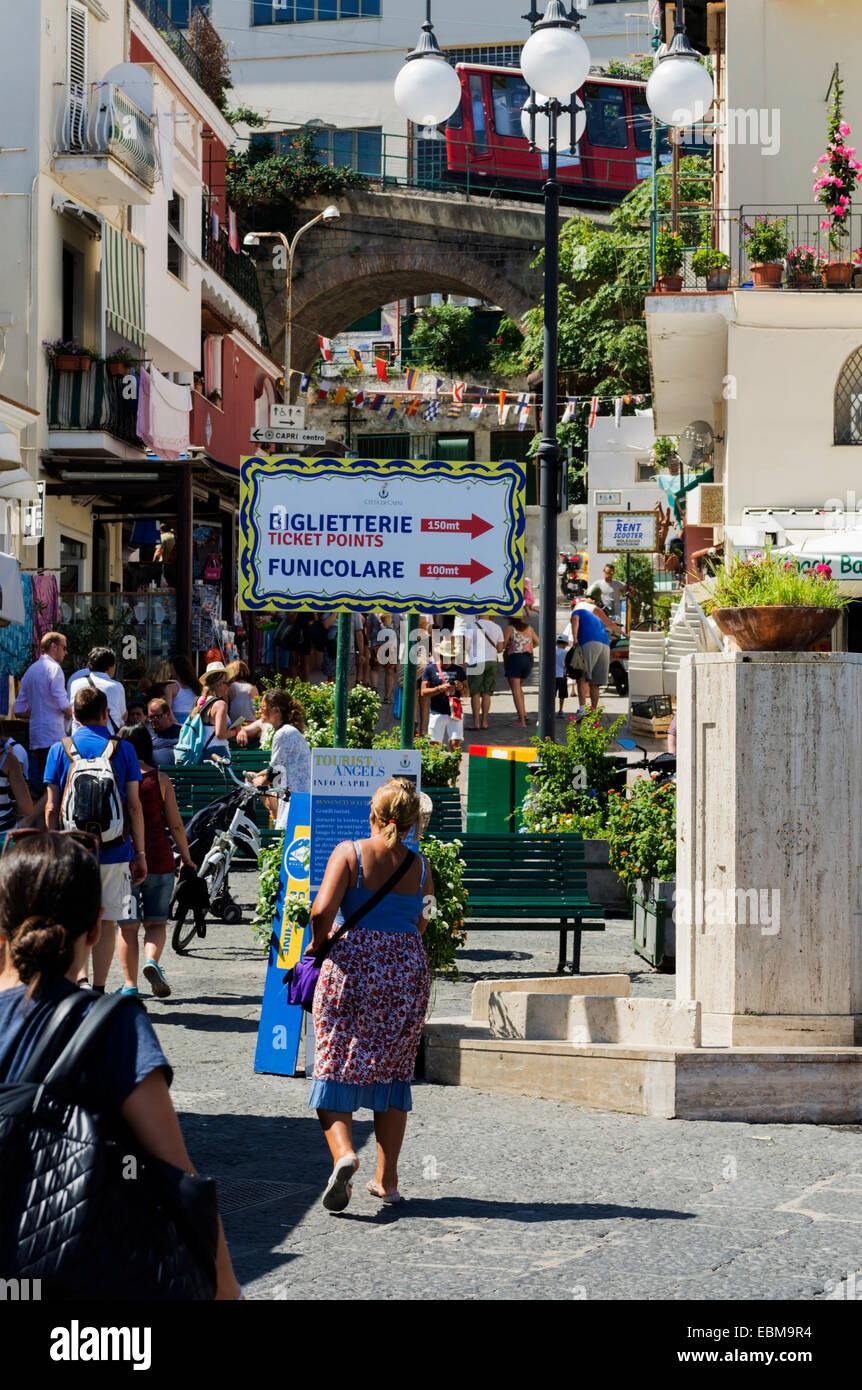 Touristen vor der Fähre finden ihren Weg in den Straßen von Capri. Stockfoto