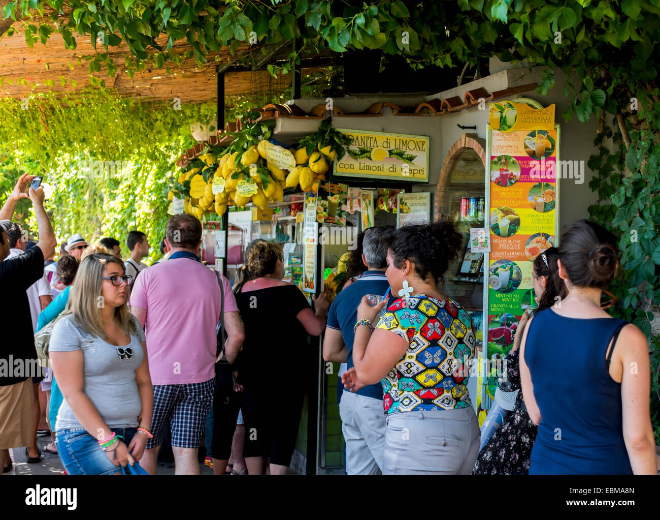 Durstige Menschen Getränke am Verkaufsstand oder Kiosk mit frischem Obst und Saft zu kaufen. Stockfoto