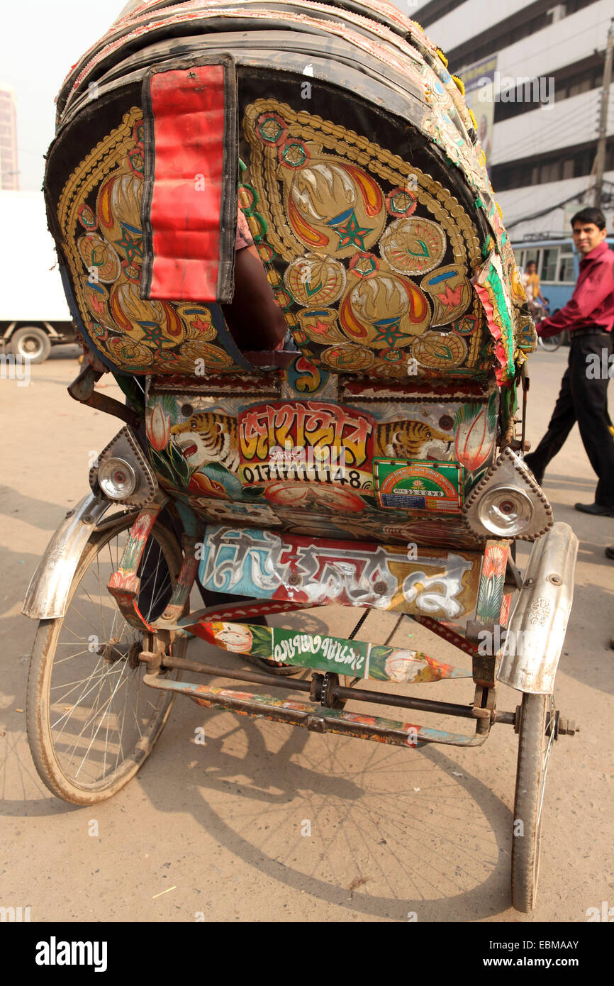 Ein bunt geschmückten Rikscha in Dhaka, Bangladesch. Die Stadt hat rund 400.000 Rikschas. Stockfoto