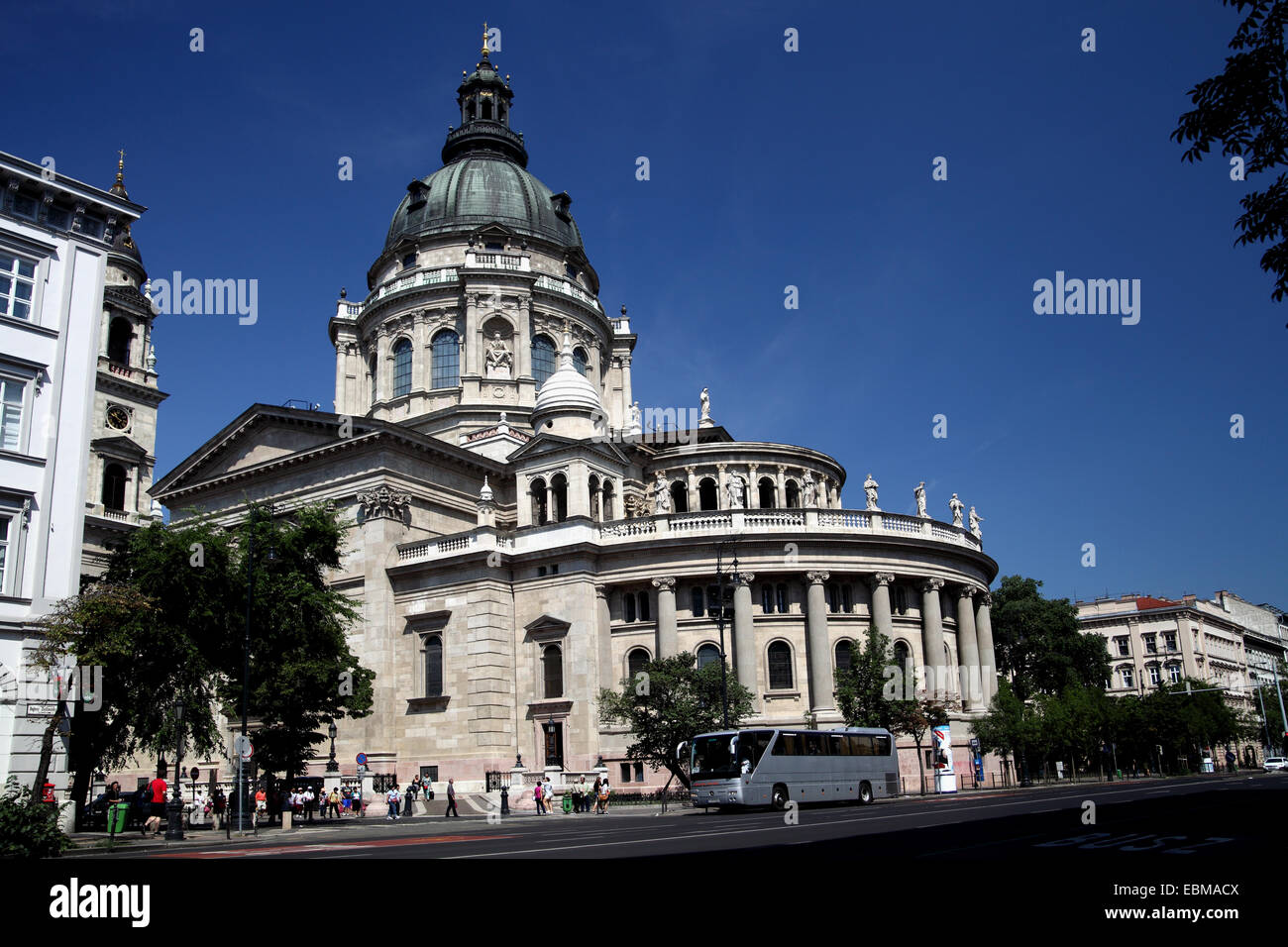 Landschaftsansicht der St. Stephens Basilica, zentrale Pest Budapest Ungarn gegen blauen Himmel Stockfoto