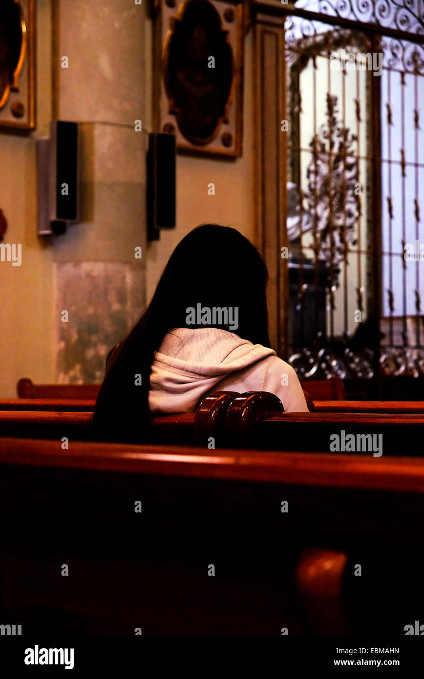 Betende Frau in Oaxaca Kathedrale, Mexiko Stockfoto