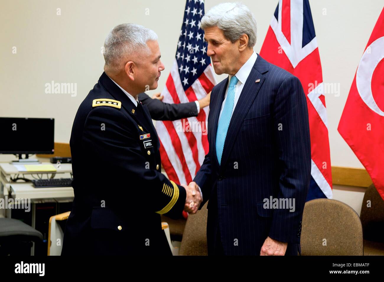 Brüssel, Belgien. 2. Dezember 2014. UNS Außenminister John Kerry Hände mit ISAF-Kommandeur General John Campbell vor einer NATO-Ministertreffen Diskussion konzentrierte sich auf die zukünftige alliierte militärische Präsenz in Afghanistan im NATO-Hauptquartier 2. Dezember 2014 in Brüssel, Belgien schüttelt. Bildnachweis: Planetpix/Alamy Live-Nachrichten Stockfoto
