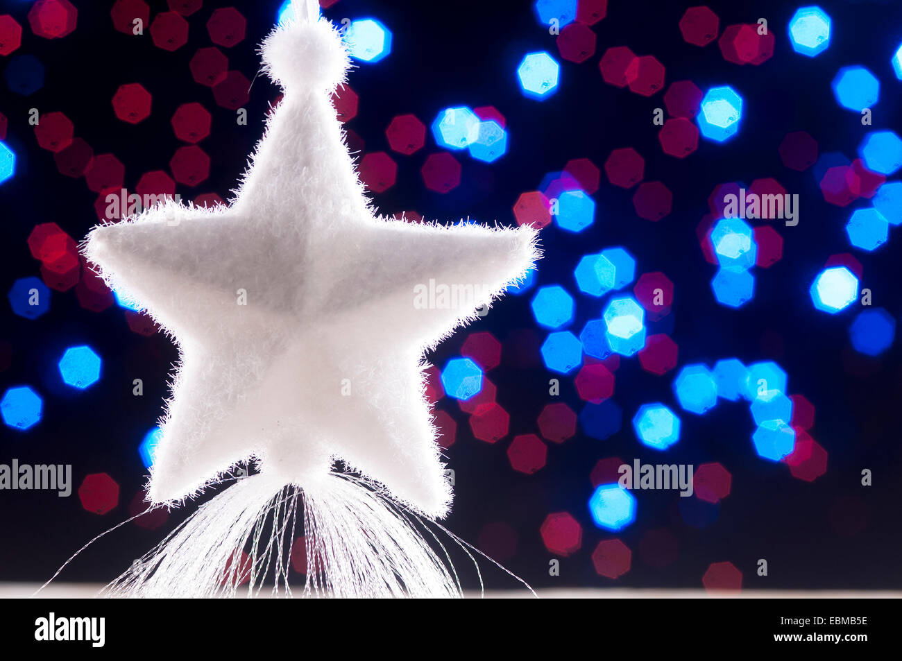 Weihnachtsstern mit stimmungsvoller Beleuchtung im Hintergrund Stockfoto