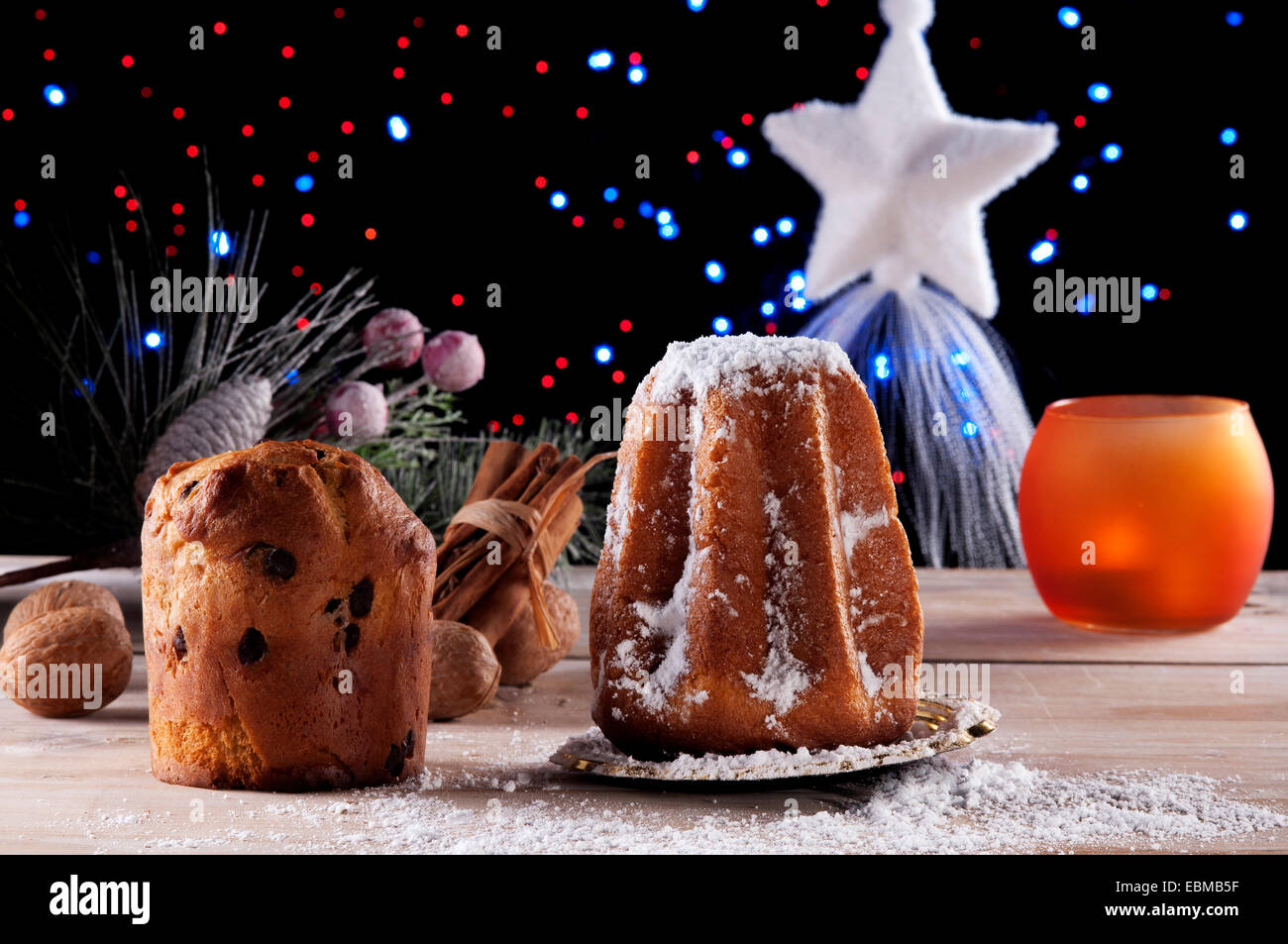 Weihnachtsschmuck und traditionellen italienischen Kuchen mit stimmungsvoller Beleuchtung im Hintergrund Stockfoto