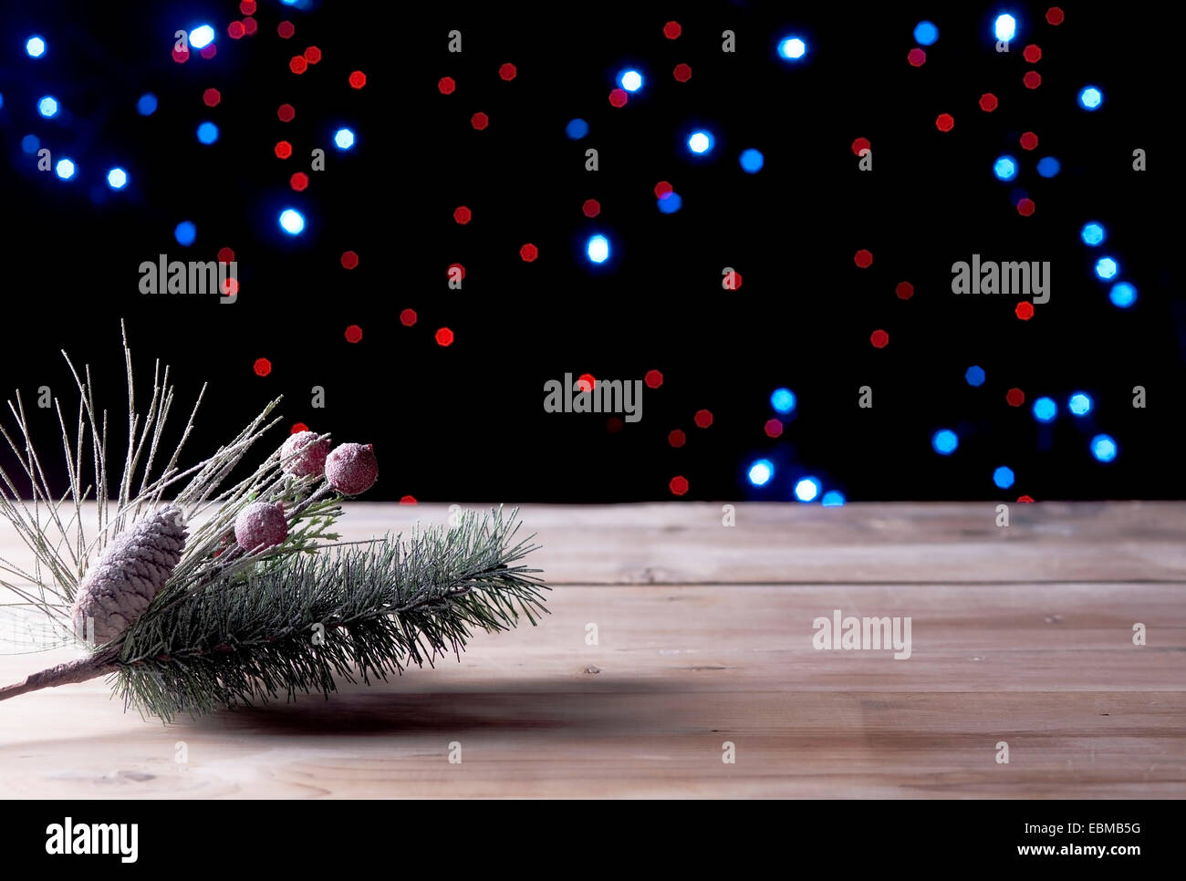 Weihnachts-Dekorationen auf eine weiße Tafel mit stimmungsvoller Beleuchtung im Hintergrund Stockfoto