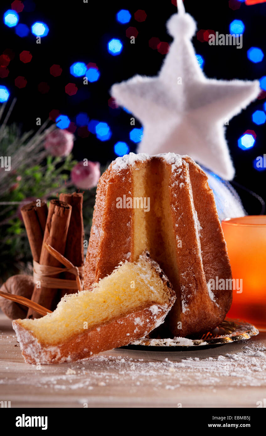Weihnachtsschmuck und traditionellen italienischen Kuchen mit stimmungsvoller Beleuchtung im Hintergrund Stockfoto