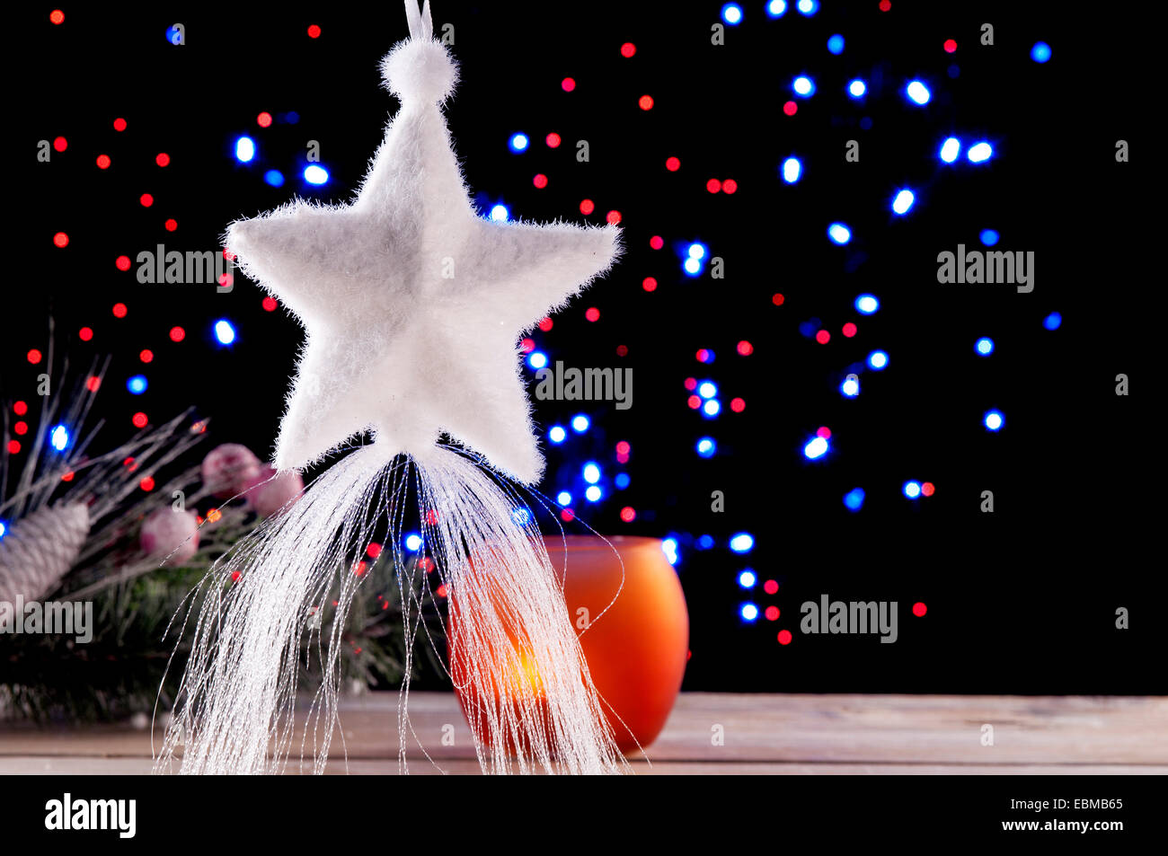 Weihnachtsstern mit stimmungsvoller Beleuchtung im Hintergrund Stockfoto