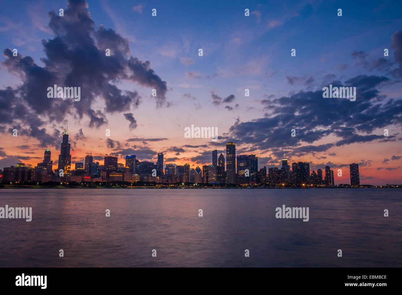 Chicago Skyline bei Nacht vom Adler Planetarium. Stockfoto