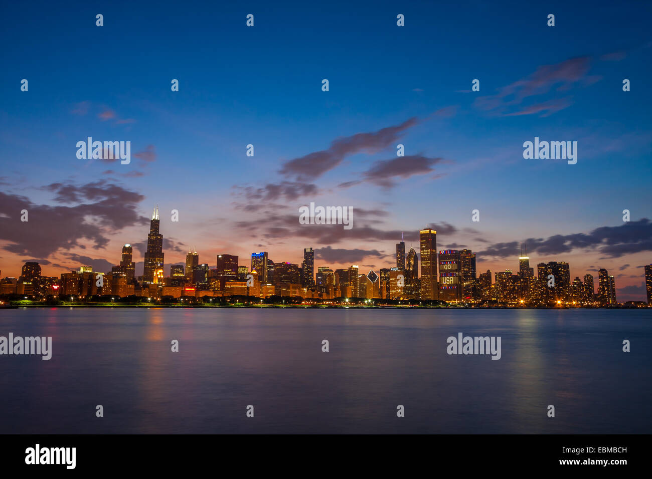 Chicago Skyline bei Nacht vom Adler Planetarium. Stockfoto