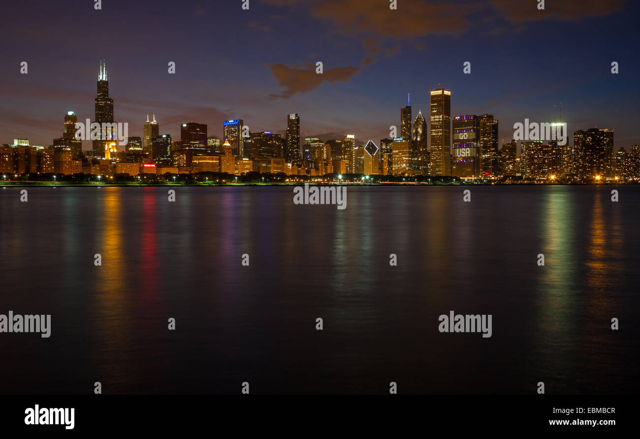 Chicago Skyline bei Nacht vom Adler Planetarium. Stockfoto