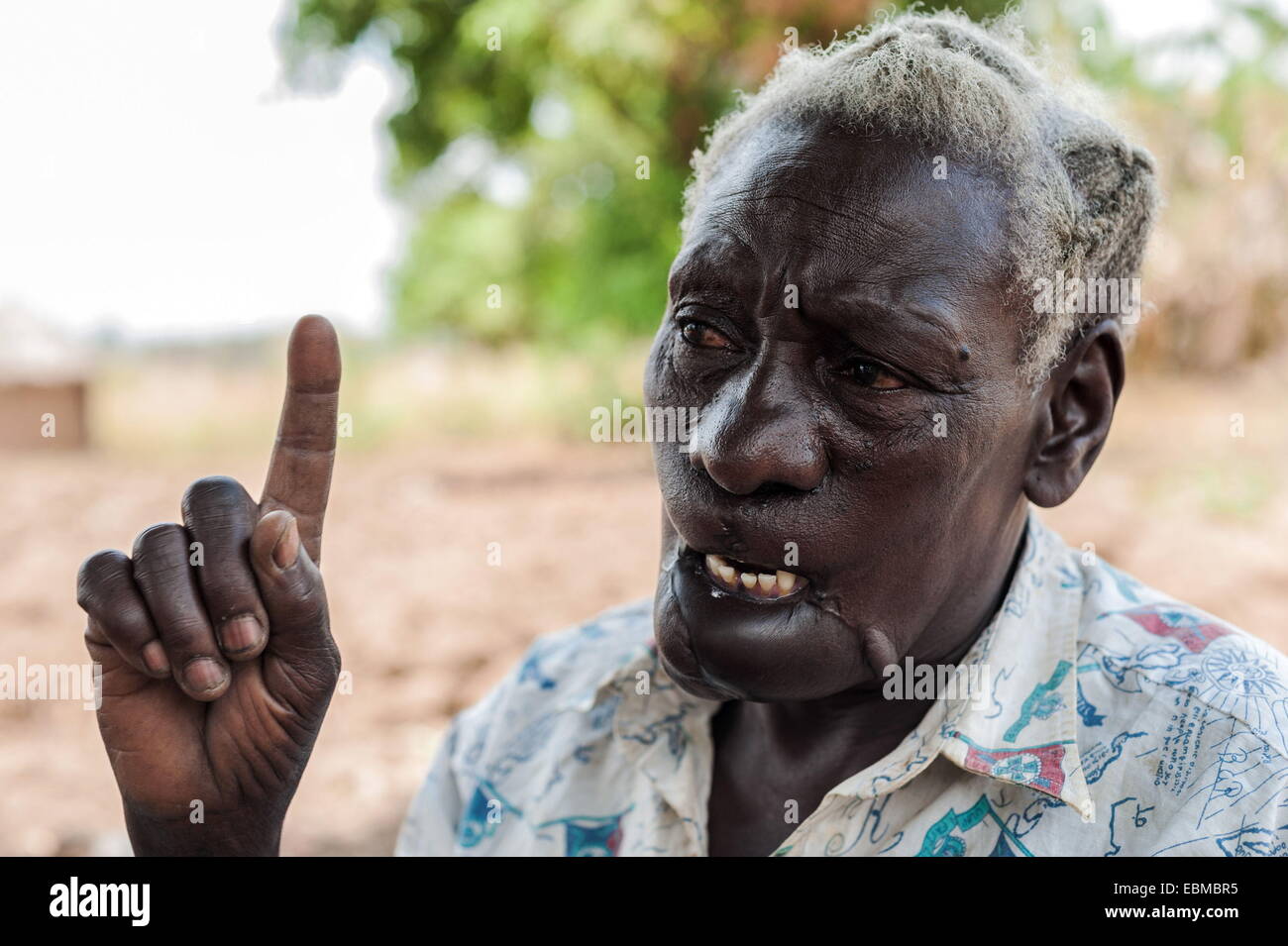 Gulu, Uganda. 7. März 2014. HELEN, 67, eine Witwe mit vier Enkelkinder, wurde im Oktober 1991 von den Rebellen auf den Mund und beide Ohren geschlachtet. Die Verwundung ihre Unterlippe war eine Warnung an ihrem Rat Ortsgruppenleiter Bruder während ihrer Oberlippe eine Warnung an ihren Sohn Soldat war. Ihre beiden Kinder wurden von den Rebellen getötet. Heute überlebt sie durch den Verkauf von Holzkohle. © Peter Bauza/ZUMA Wire/ZUMAPRESS.com/Alamy Live-Nachrichten Stockfoto