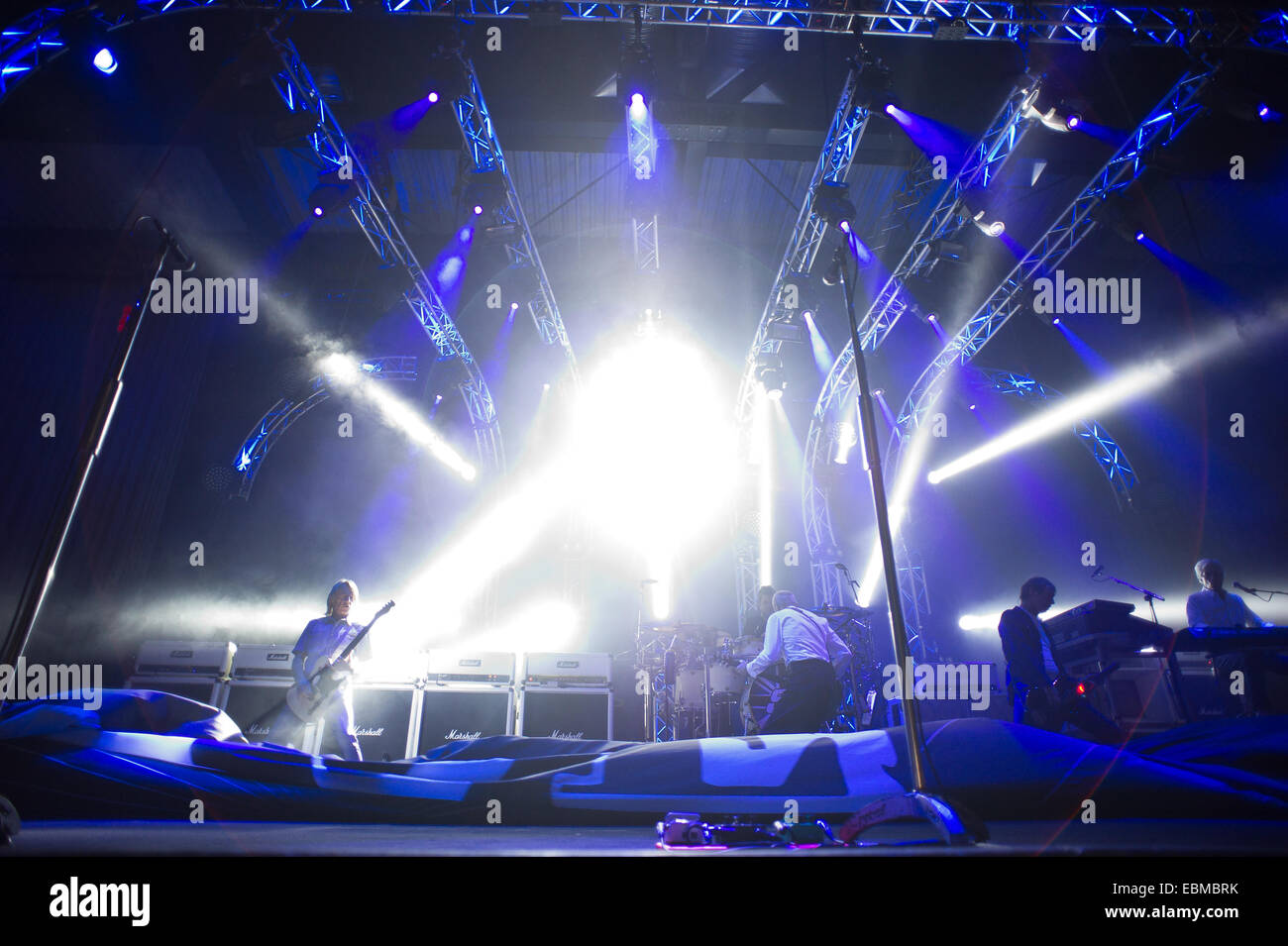 Freiburg, Deutschland. 2. Dezember 2014.  Englische Rockband Status Quo live in der Rothaus Arena führt. Foto: Miroslav Dakov / Alamy Live News Stockfoto