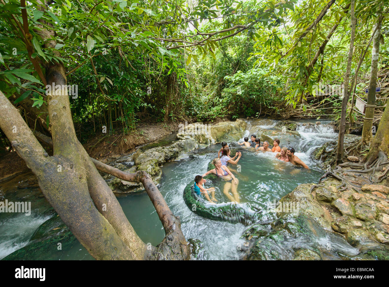 Touristen genießen den Klong Thom Hot Springs Pool in Krabi, Thailand