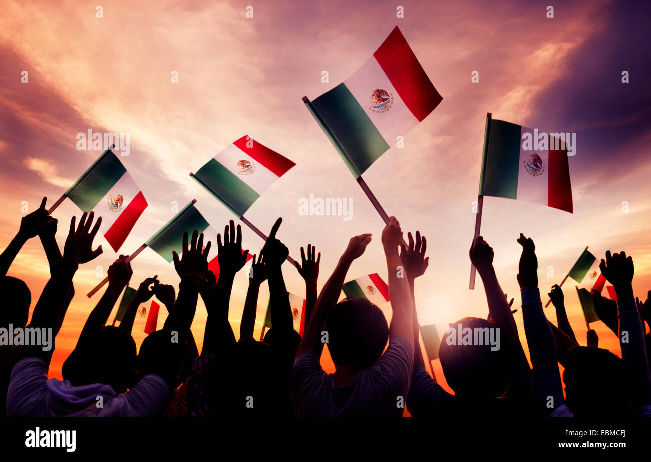 Gruppe von Menschen halten Nationalflaggen von Mexiko Stockfoto