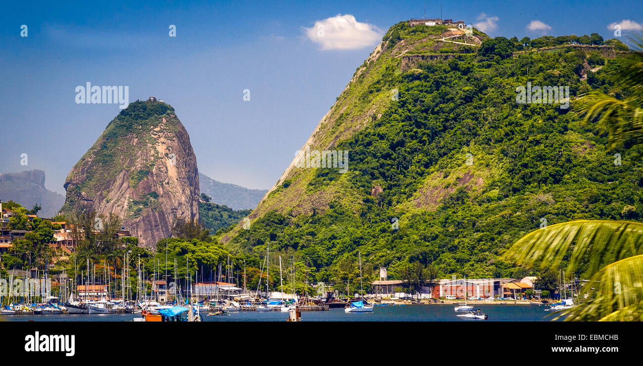 Boote am Hafen mit Zuckerhut im Hintergrund, Guanabara-Bucht, Rio De Janeiro, Brasilien Stockfoto