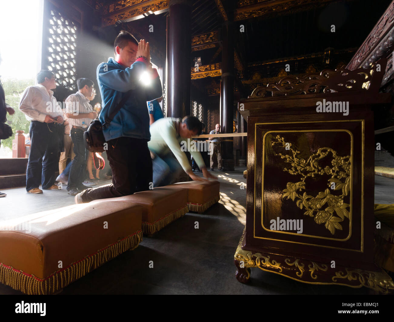 Menschen beten im Da Ci'en buddhistischen Tempel in Xian, China, Asien Stockfoto
