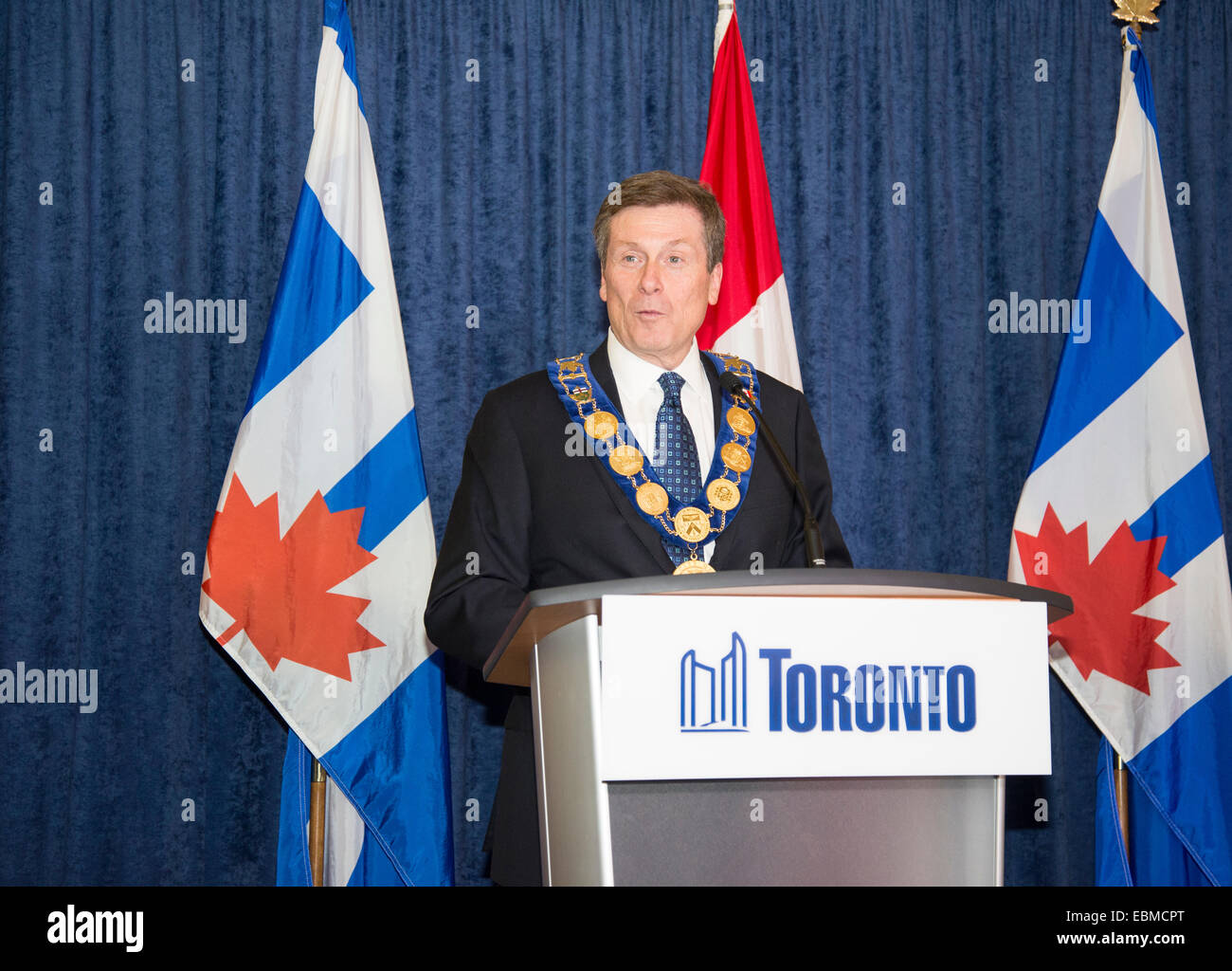 Toronto, Kanada. 2. Dezember 2014. Bürgermeister John Tory ist gesehen stehen neben ehemaligen Ontario premier Bill Davis, Gespräch mit Reportern nach der konstituierenden Sitzung des Bürgermeisters. Bildnachweis: Nisarg Lakhmani/Alamy Live-Nachrichten Stockfoto