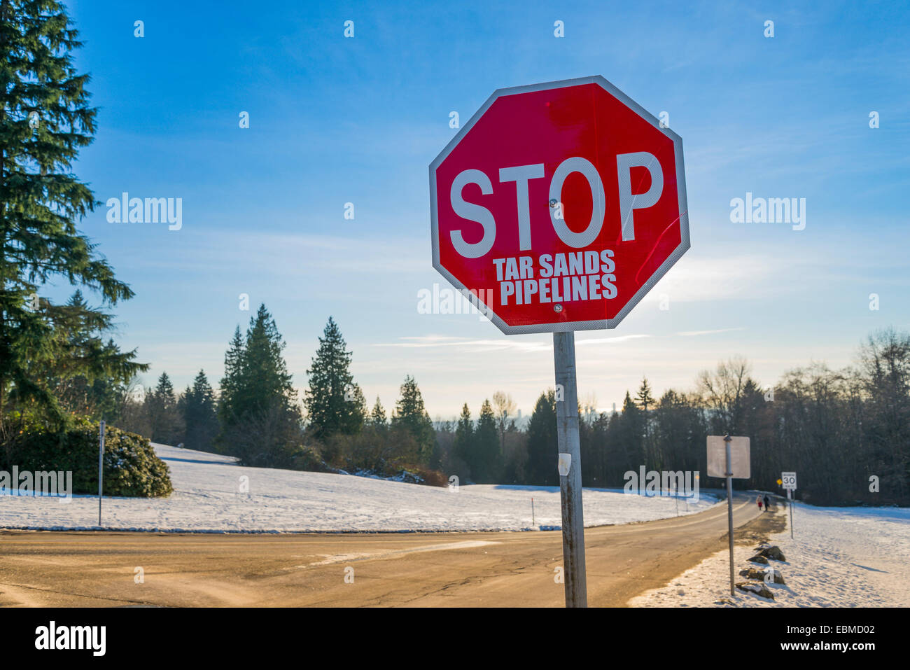 Stop-Schild, in der Nähe von Burnaby Mountain Anti-Pipeline Protest-Camp, Burnaby, British Columbia, Kanada Stockfoto