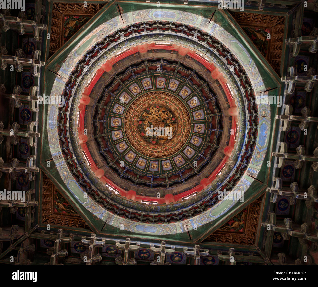 Decke des Pavillons der tausend Herbste in der verbotenen Stadt, Peking, China, Asien Stockfoto