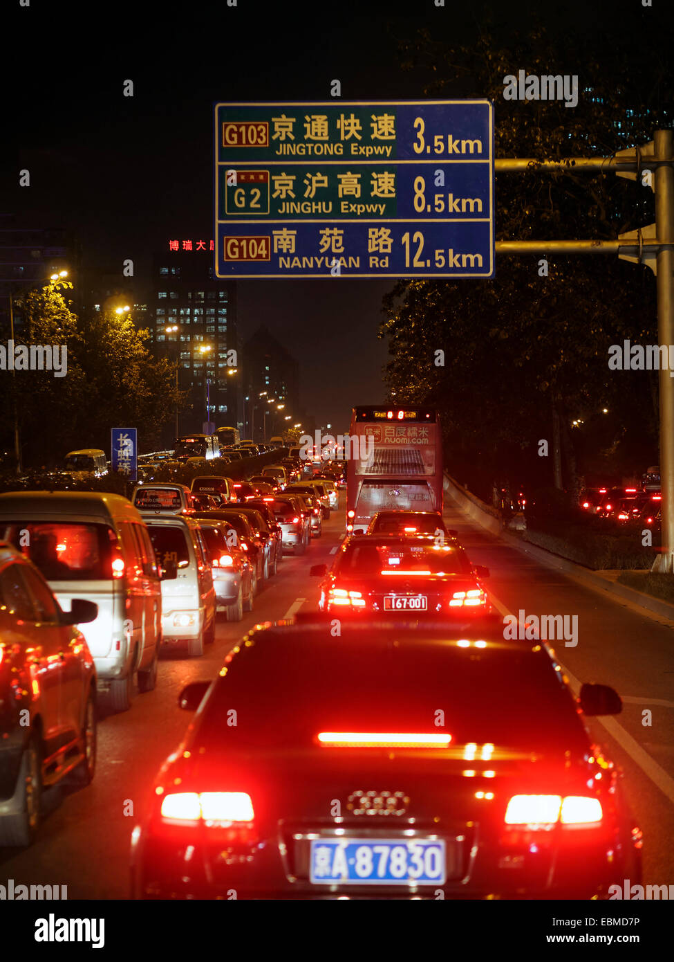 Stau in der Nacht in Peking, China Stockfoto