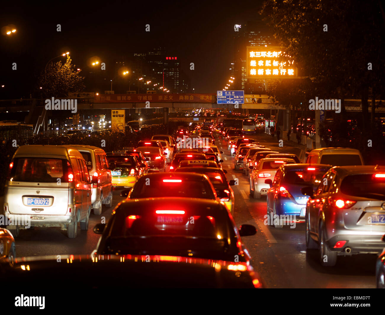 Stau in der Nacht in Peking, China Stockfoto