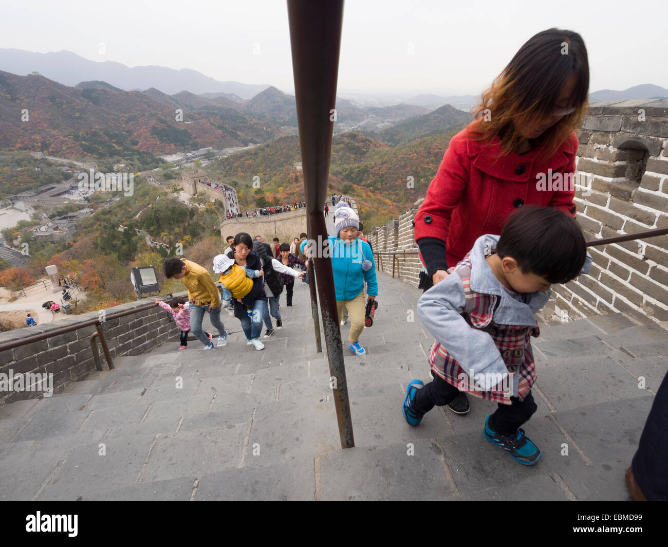 Kleines Kind und Mutter Klettern Great Wall Of China Stockfoto