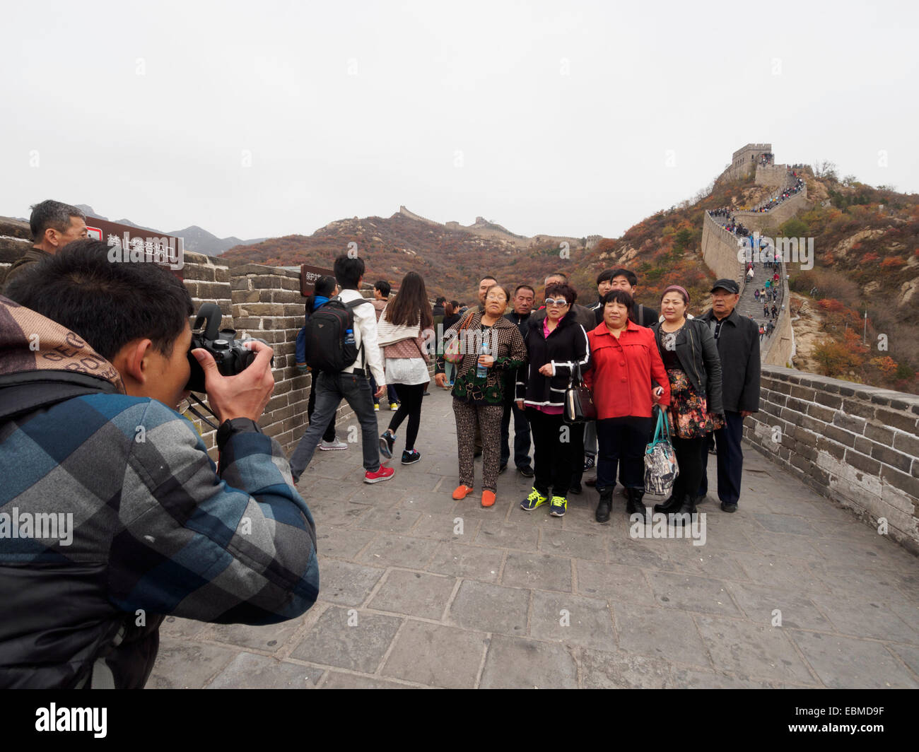 Chinesische Touristen posieren für ein Gruppenfoto bei The Great Wall Of China Stockfoto