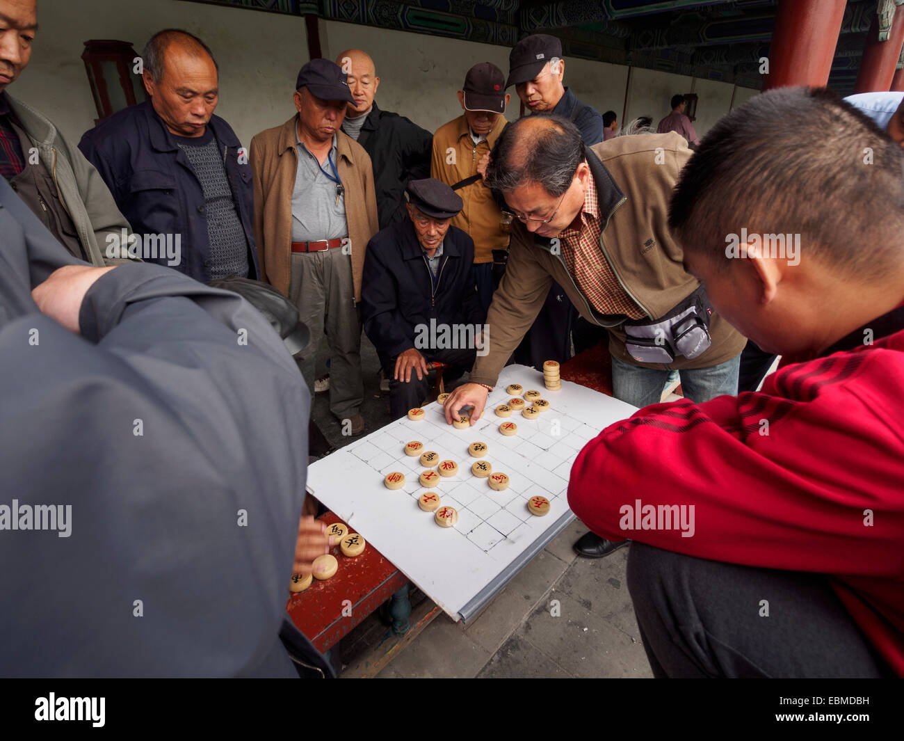 Alte Männer ein Brettspiel chinesisches Schach Xiangqi Stockfoto