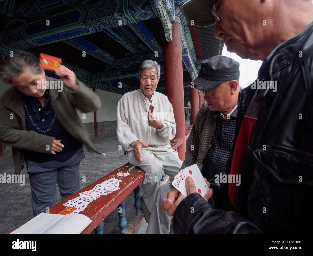 Chinesische alte Männer spielen Karten Stockfoto