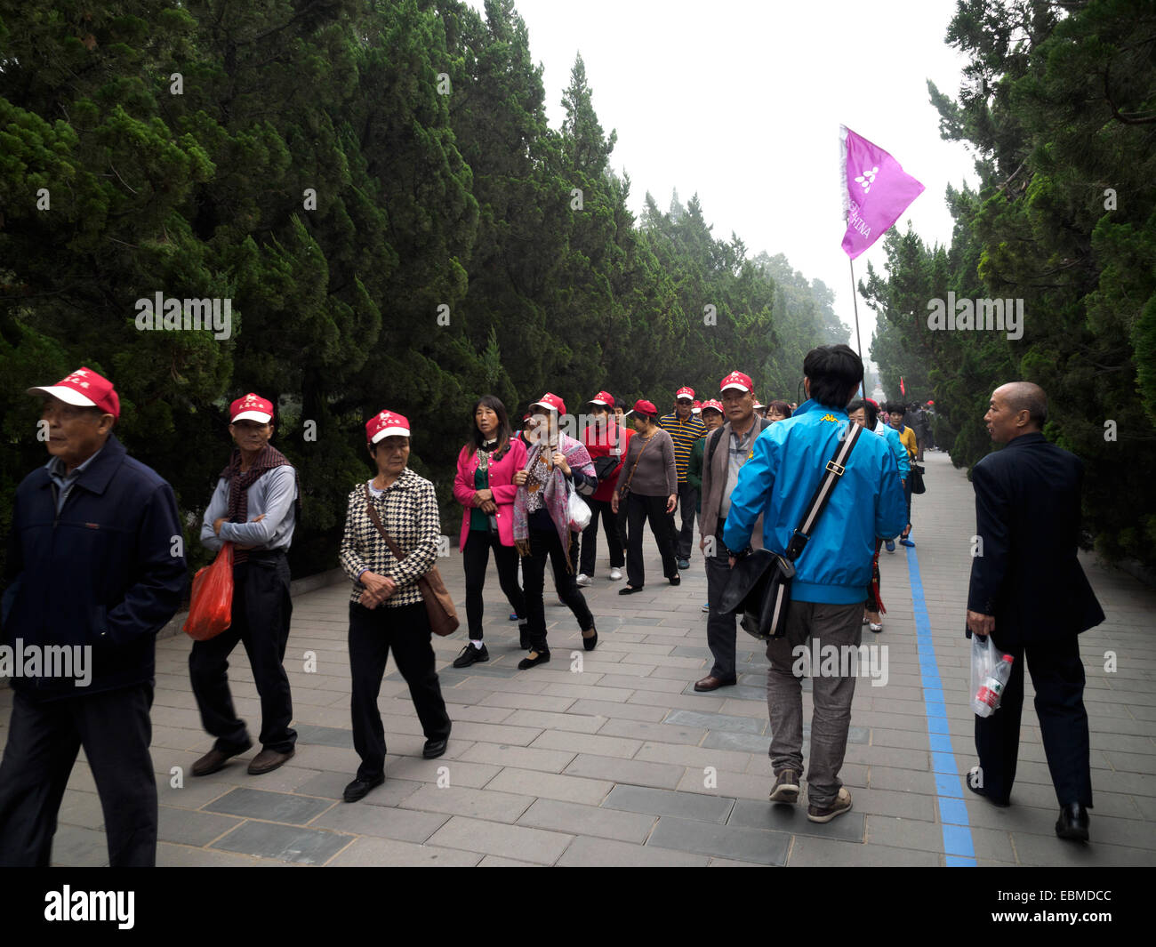 Ausflug-Gruppe der älteren chinesischen Touristen gehen gemeinsam in Peking, China Stockfoto