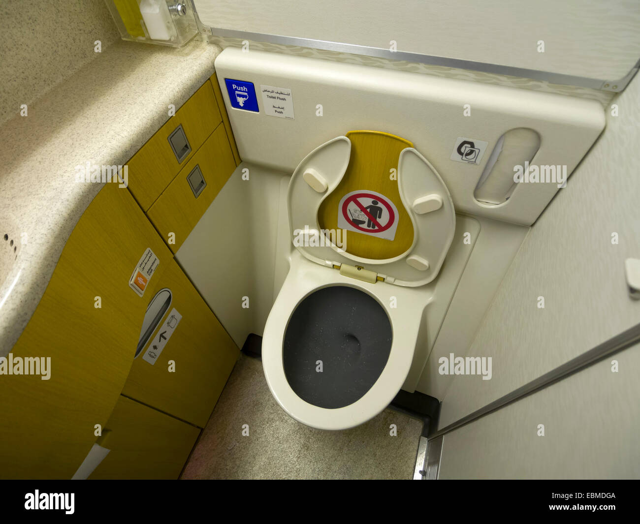 Boeing 777-300ER Flugzeug WC Interieur Stockfoto