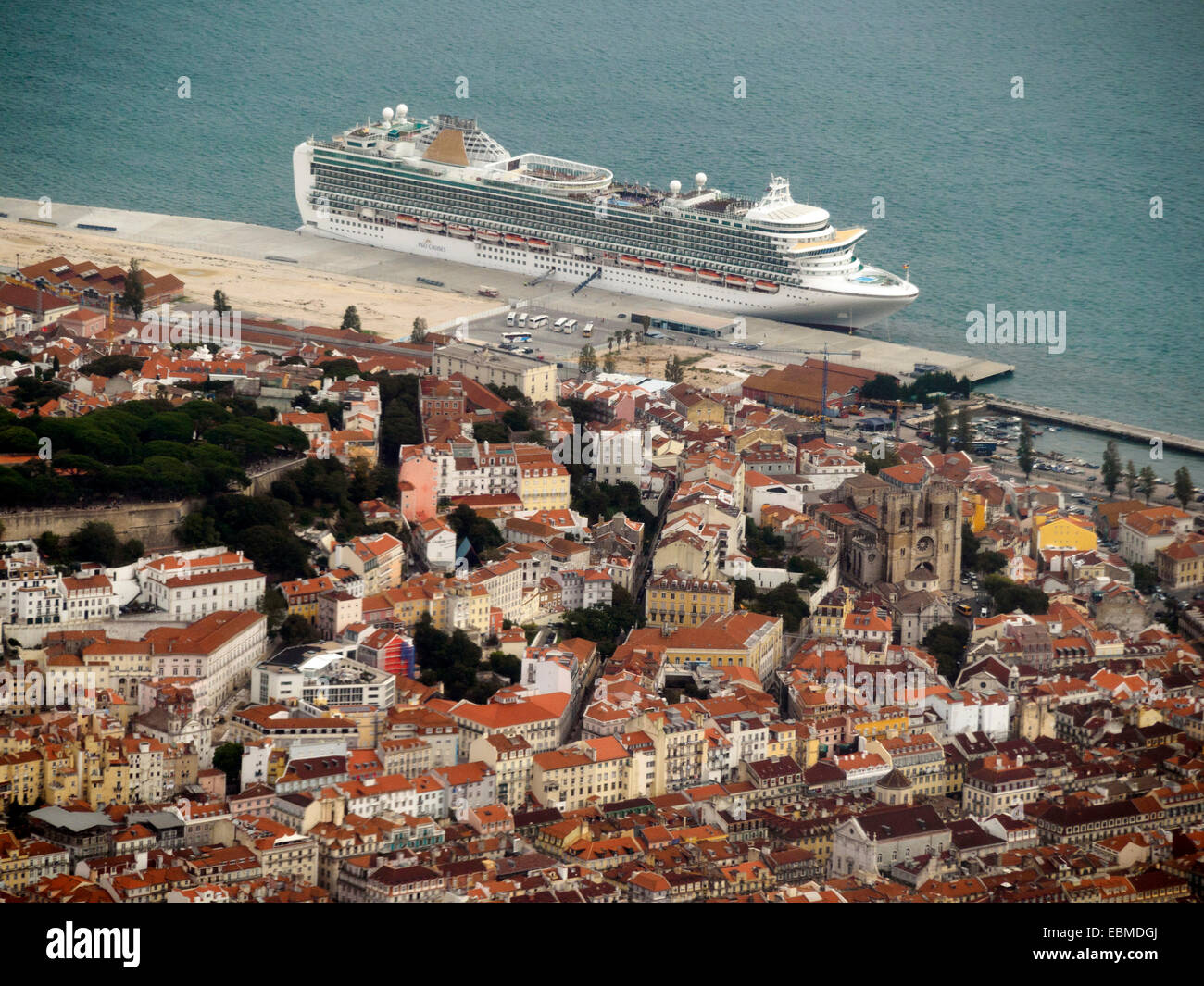 Luftaufnahme des Kreuzfahrtschiffes P & O Azura angedockt im Hafen von Lissabon, Portugal, Europa Stockfoto