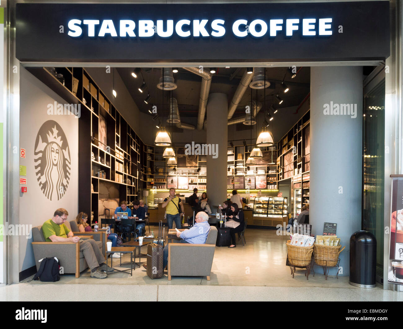 Starbucks speichern in Portela Flughafen Lissabon, Portugal, Europa Stockfoto