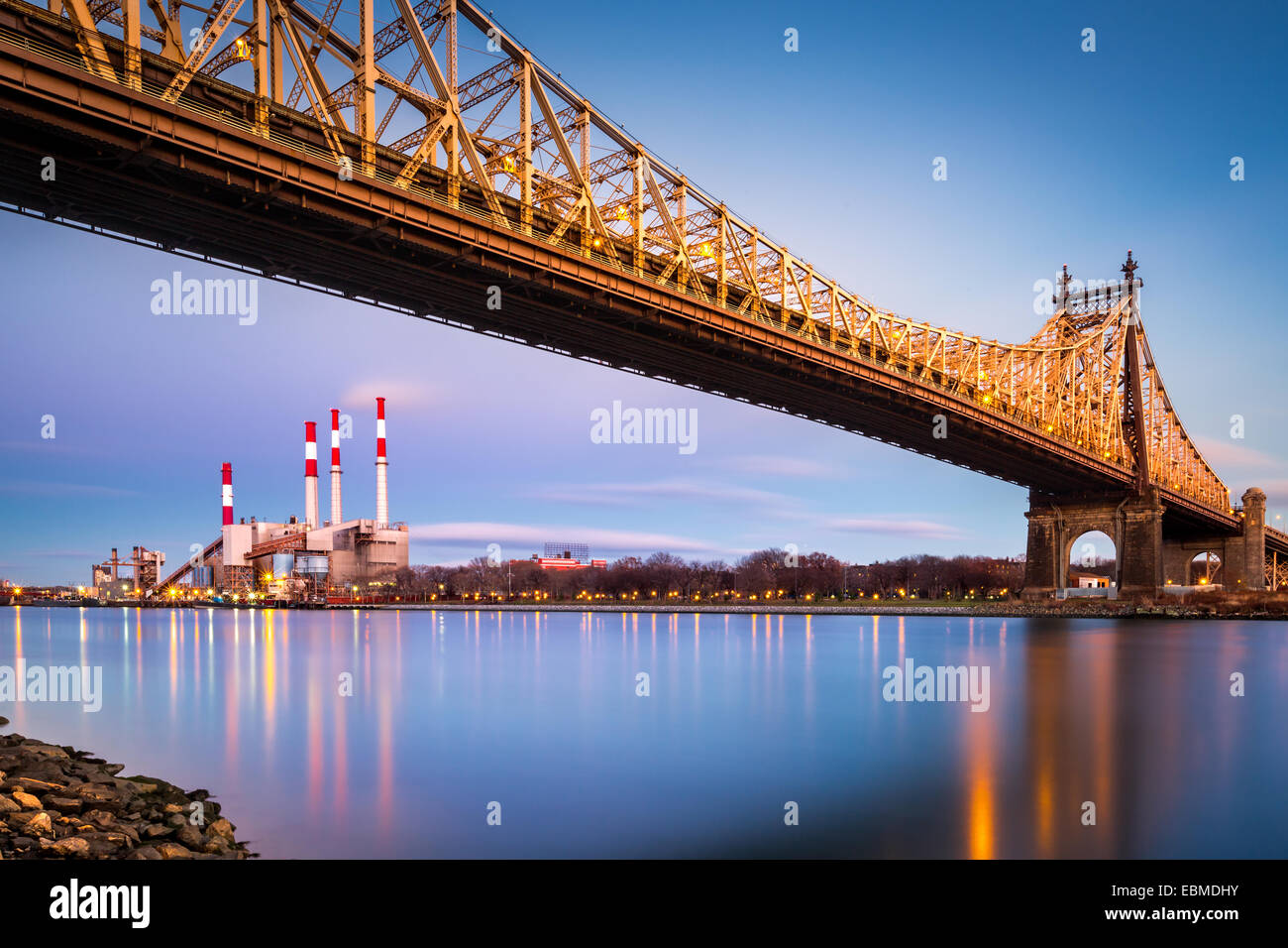 Ed Koch Brücke (aka Queensboro Bridge) und das Kraftwerk von Roosevelt Island in New York gesehen Ravenswood Stockfoto