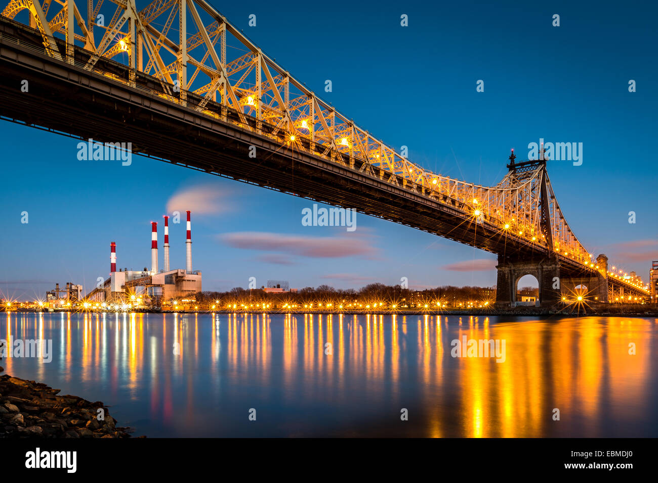 Ed Koch Brücke (aka Queensboro Bridge) und das Kraftwerk von Roosevelt Island in New York gesehen Ravenswood Stockfoto